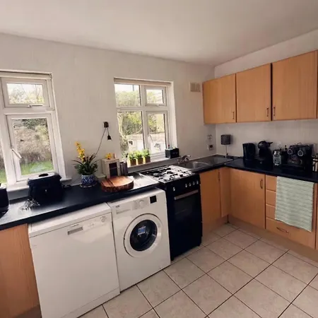 Cozy 2 Bed House In بيت للعطل