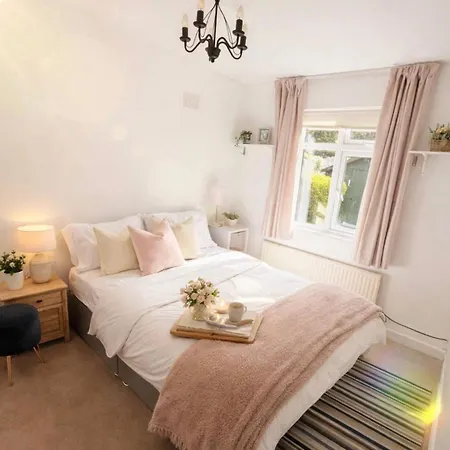 Cozy 2 Bed House In بيت للعطل