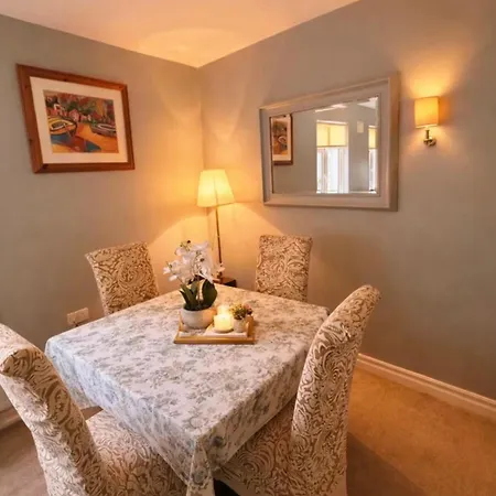 Cozy 2 Bed House In Foxrock